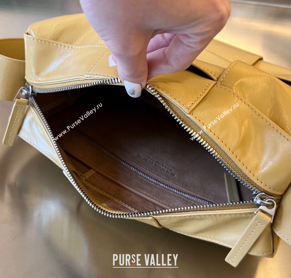 Bottega Veneta Mens Arco Camera Bag Bag in Intrecciato Leather Cassawa Yellow 2025 731165 (WT-250924039)