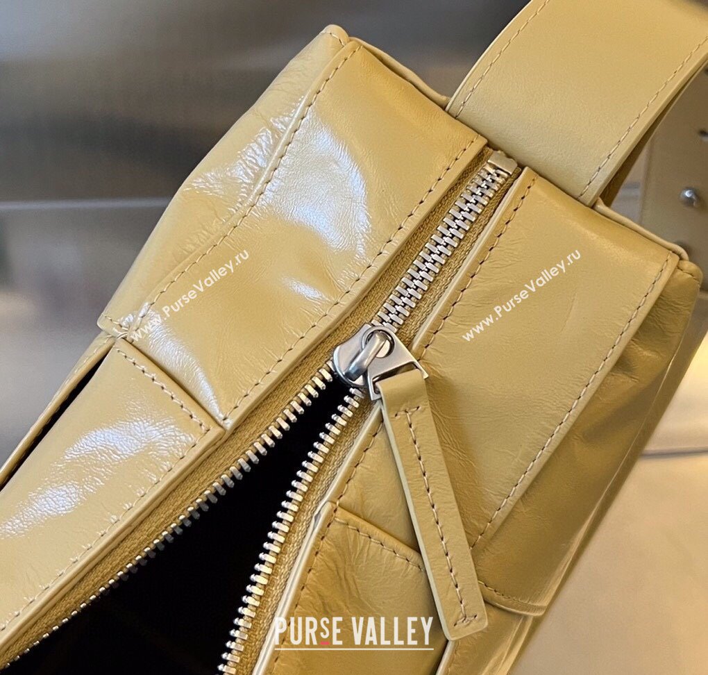 Bottega Veneta Mens Arco Camera Bag Bag in Intrecciato Leather Cassawa Yellow 2025 731165 (WT-250924039)