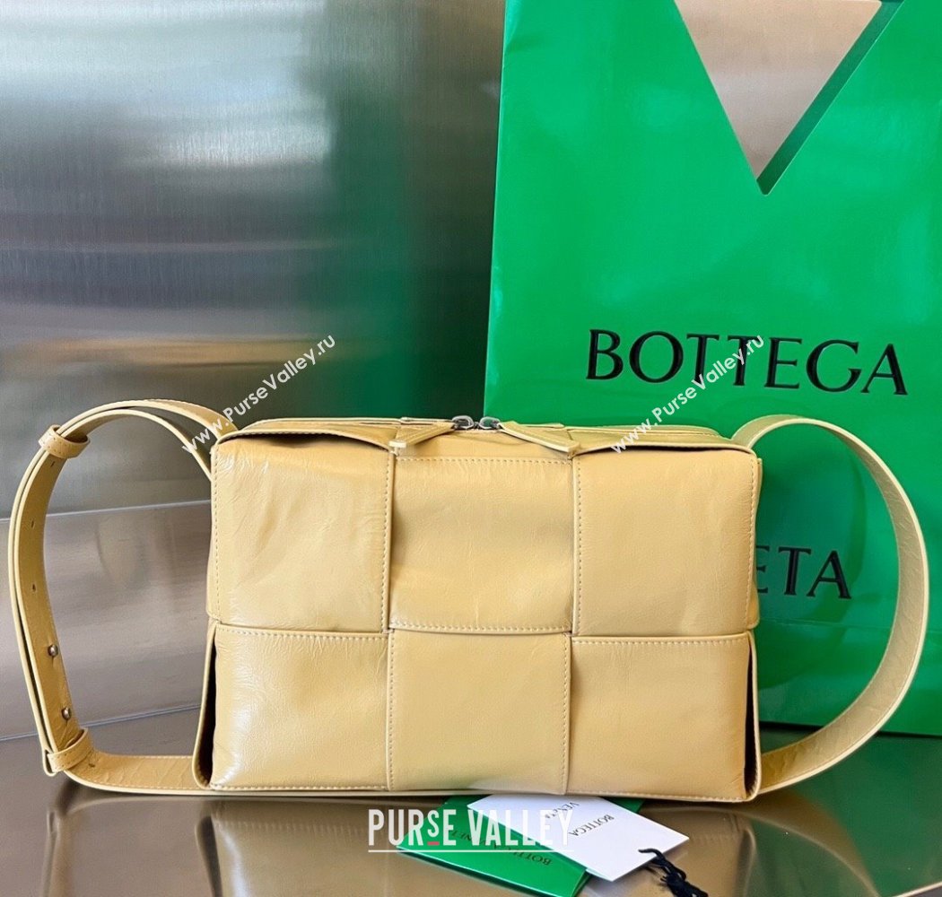 Bottega Veneta Mens Arco Camera Bag Bag in Intrecciato Leather Cassawa Yellow 2025 731165 (WT-250924039)