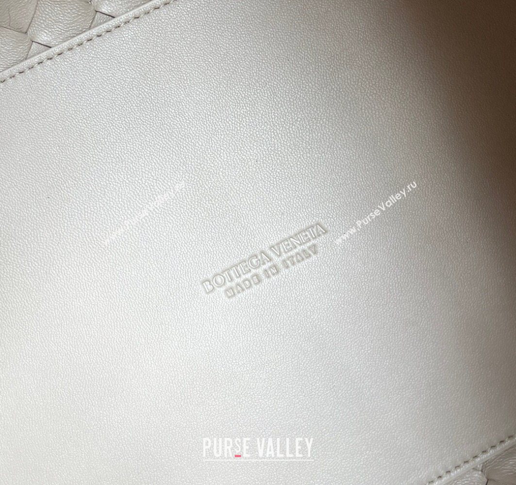 Bottega Veneta Large Parachute Shoulder Bag in Intrecciato Leather 796571 Ecru Beige 2025 (WT-251119059)