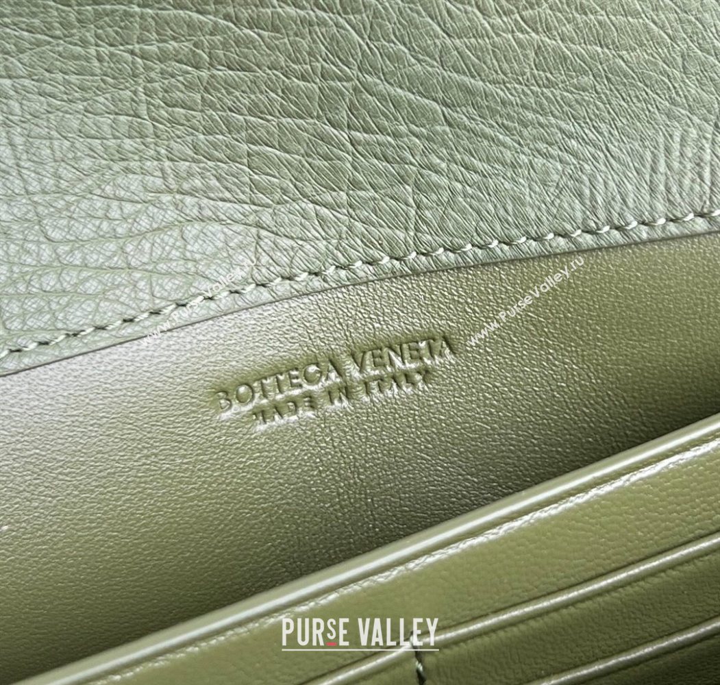 Bottega Veneta Andiamo Clutch in Ostrich Leather Matcha Green 2026 805241 (WT-260116013)