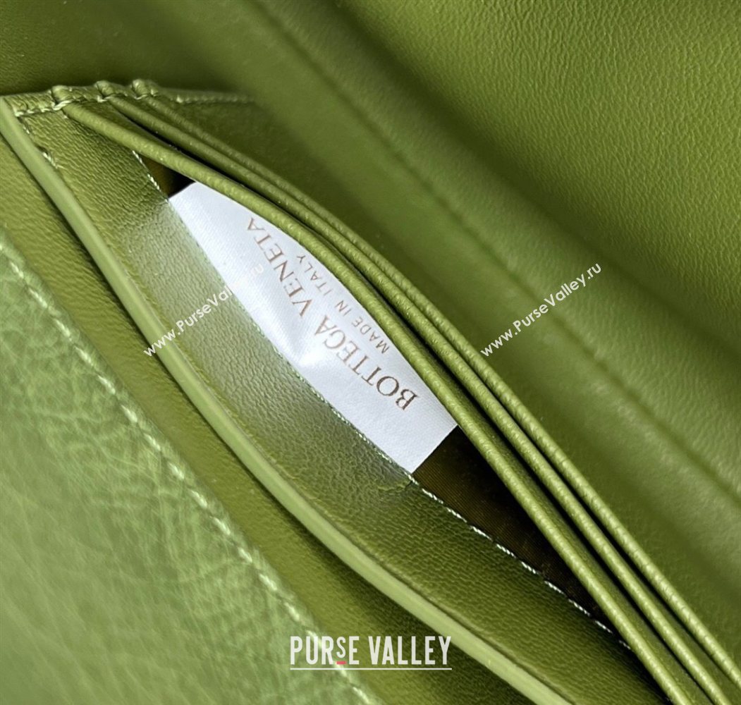 Bottega Veneta Andiamo Clutch in Ostrich Leather Matcha Green 2026 805241 (WT-260116013)
