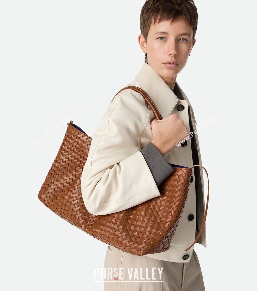 Bottega Veneta Medium Pinacoteca Tote Bag in Intrecciato Leather Amber Brown/Blue Royal 2025 817166 (WT-260116036)