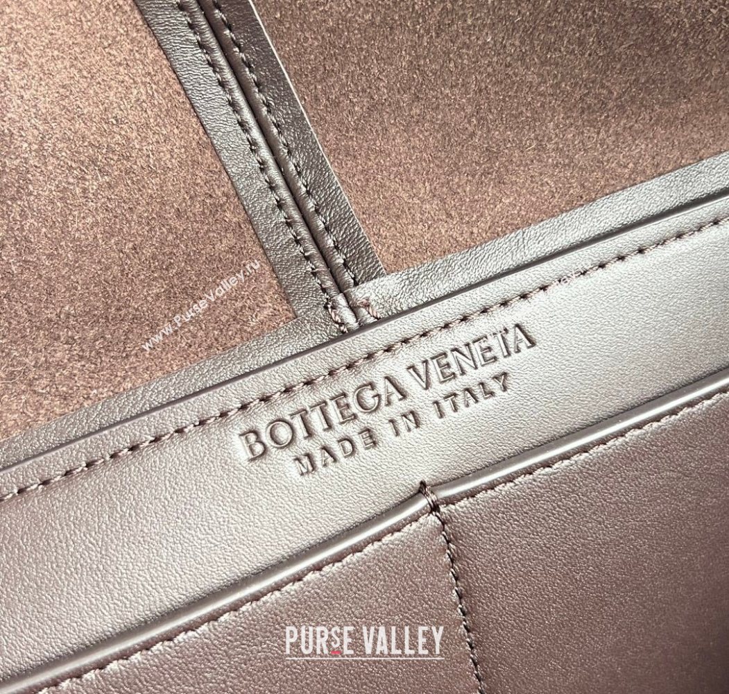 Bottega Veneta Mens Small Sawyer Shoulder Bag in Smooth Leather Fondant Brown 2026 815807 (WT-260116049)