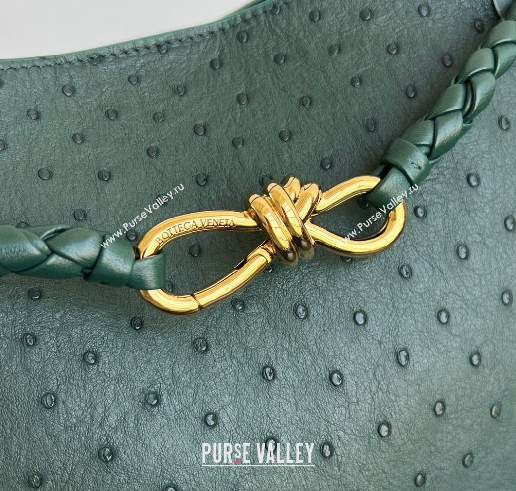 Bottega Veneta Medium Andiamo Top Handle Bag in Ostrich Leather Emerald Green 2026 817805 (WT-260116019)