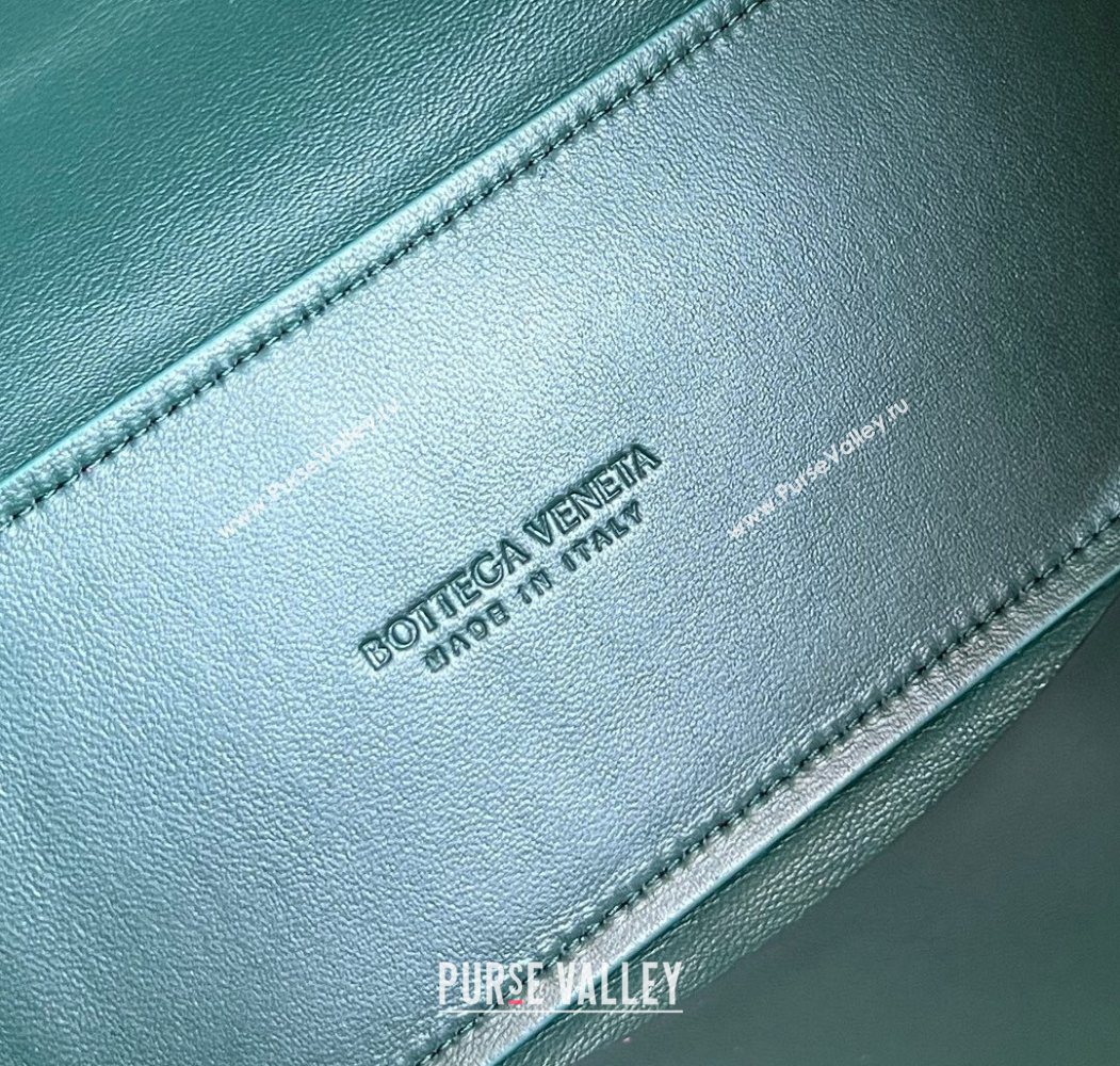 Bottega Veneta Medium Andiamo Top Handle Bag in Ostrich Leather Emerald Green 2026 817805 (WT-260116019)