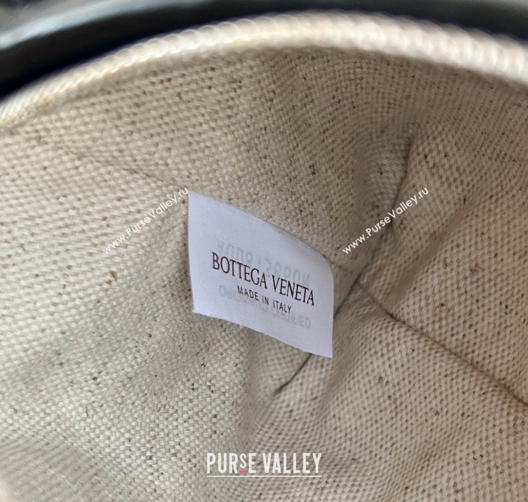 Bottega Veneta Mens Traveler Phone Pouch Crossbody Bag in Intrecciato Leather Black 2026 844018 (WT-260117020)