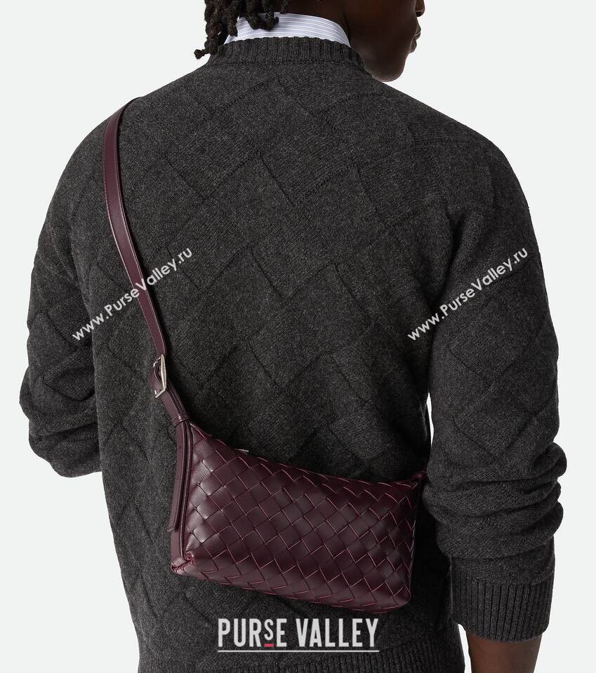 Bottega Veneta Mens Traveler Phone Pouch Crossbody Bag in Intrecciato Leather Dark Barolo Red 2026 844018 (WT-260117021)