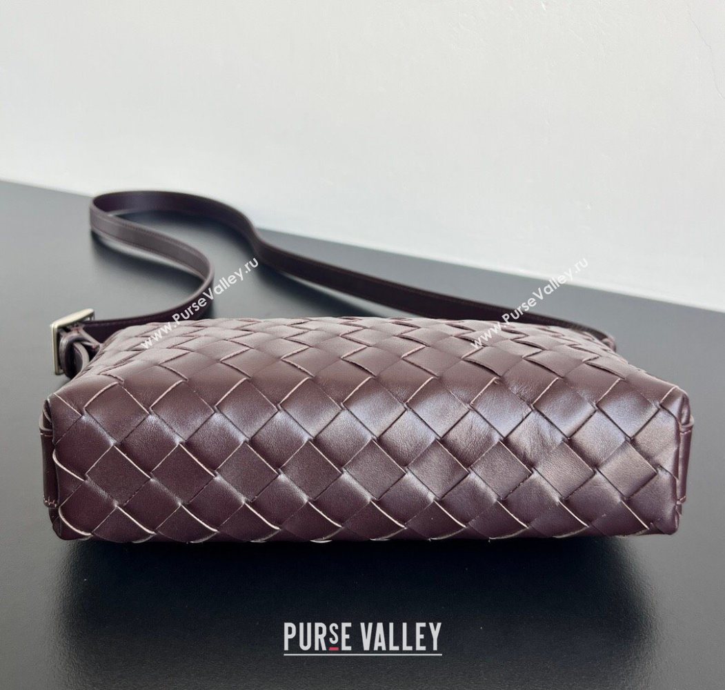 Bottega Veneta Mens Traveler Phone Pouch Crossbody Bag in Intrecciato Leather Dark Barolo Red 2026 844018 (WT-260117021)