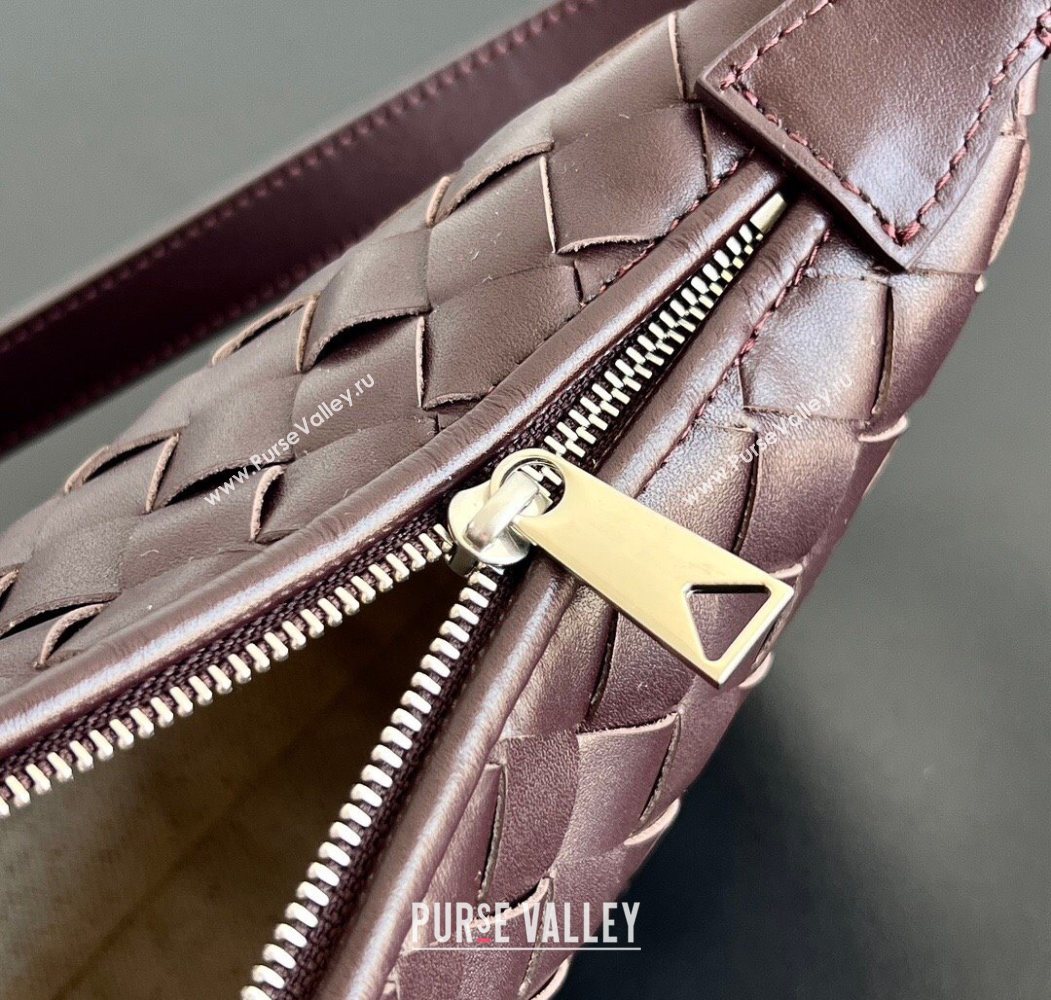 Bottega Veneta Mens Traveler Phone Pouch Crossbody Bag in Intrecciato Leather Dark Barolo Red 2026 844018 (WT-260117021)