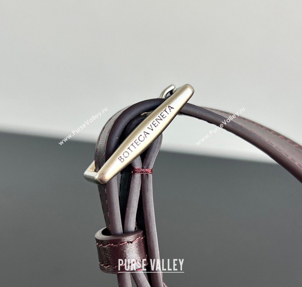 Bottega Veneta Mens Traveler Phone Pouch Crossbody Bag in Intrecciato Leather Dark Barolo Red 2026 844018 (WT-260117021)