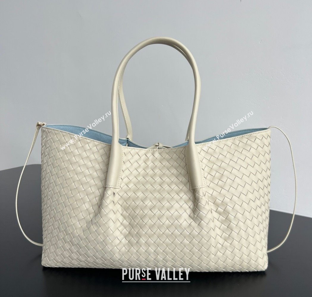 Bottega Veneta Medium Pinacoteca Tote Bag in Intrecciato Leather Sea Salt/Blue 2025 817166 (WT-260116038)
