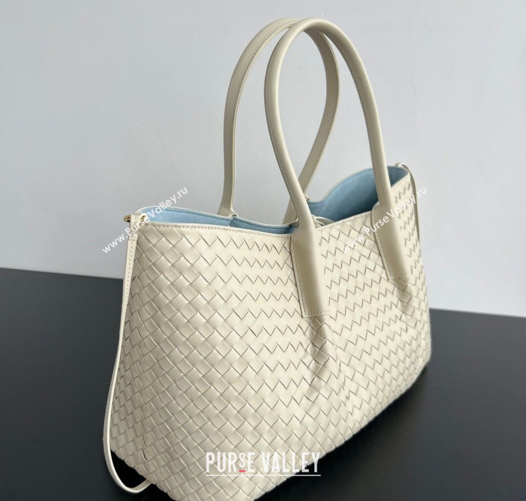 Bottega Veneta Medium Pinacoteca Tote Bag in Intrecciato Leather Sea Salt/Blue 2025 817166 (WT-260116038)