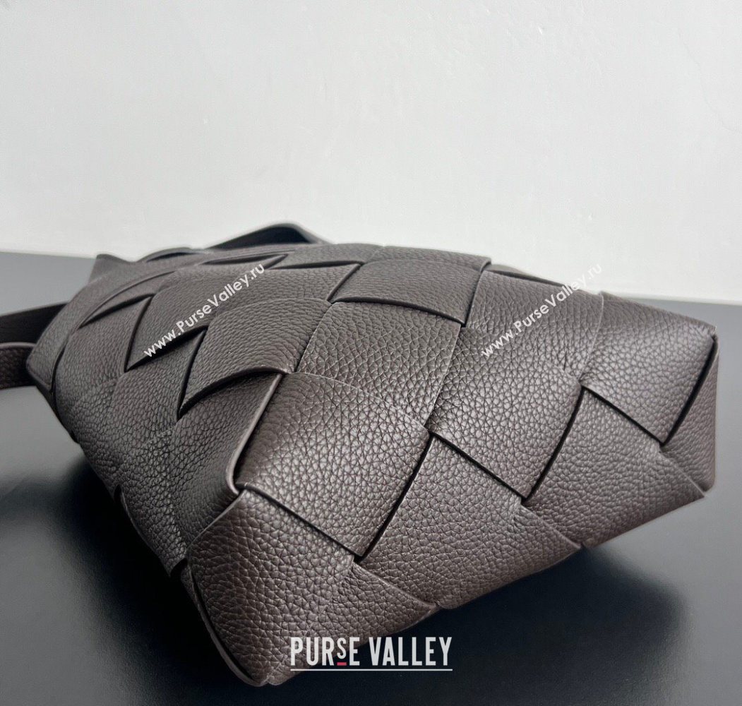 Bottega Veneta Mens Small Diago Tote Bag in Grained Intrecciato Leather 837364 Fondant Brown 2026 (WT-260117031)