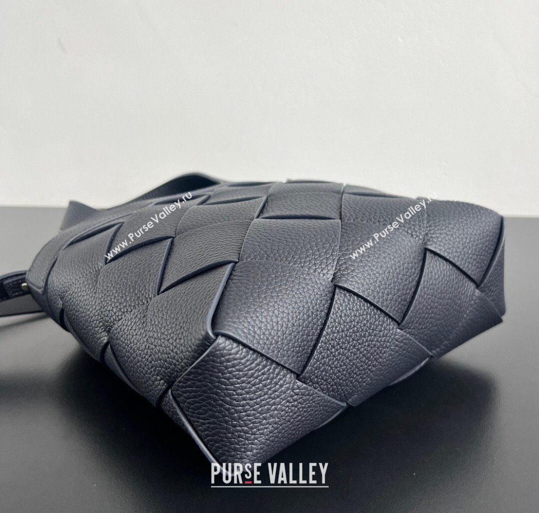 Bottega Veneta Mens Small Diago Tote Bag in Grained Intrecciato Leather 837364 Nocturnal Blue 2026 (WT-260117032)