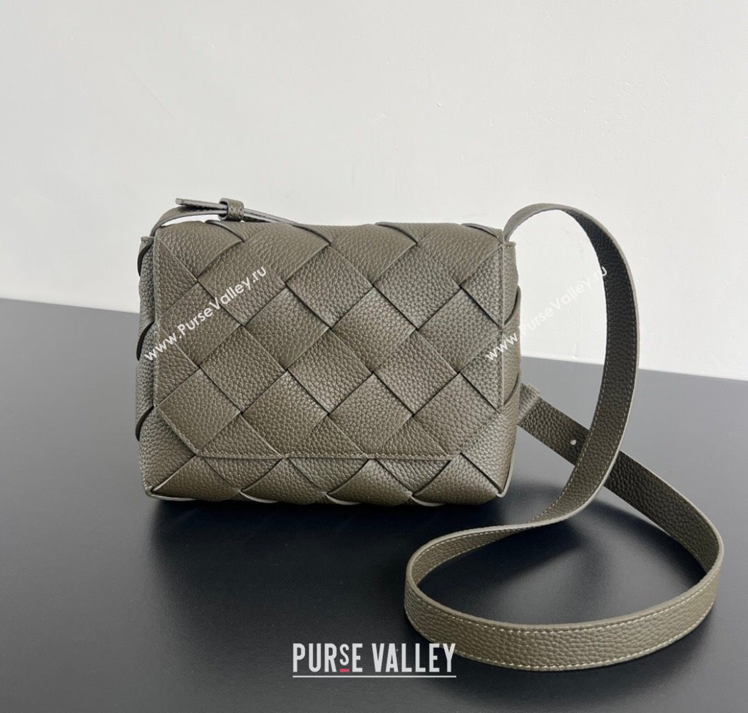 Bottega Veneta Mens Diago Mini Bag in Grained Intrecciato Leather 795637 Khaki 2026 (WT-260117035)