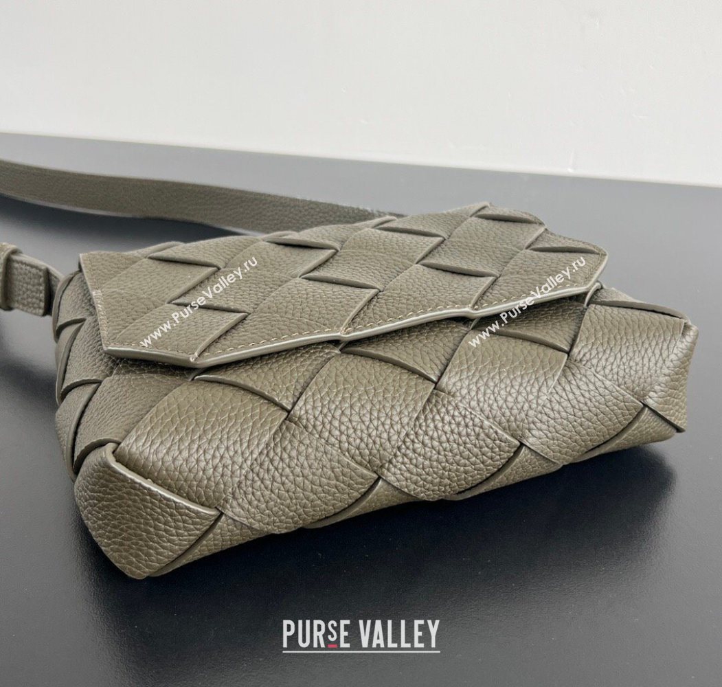 Bottega Veneta Mens Diago Mini Bag in Grained Intrecciato Leather 795637 Khaki 2026 (WT-260117035)