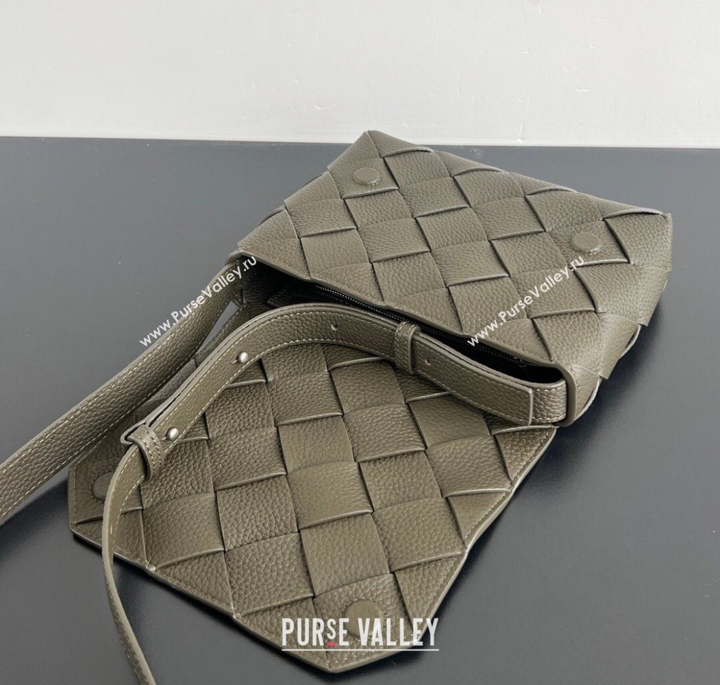 Bottega Veneta Mens Diago Mini Bag in Grained Intrecciato Leather 795637 Khaki 2026 (WT-260117035)