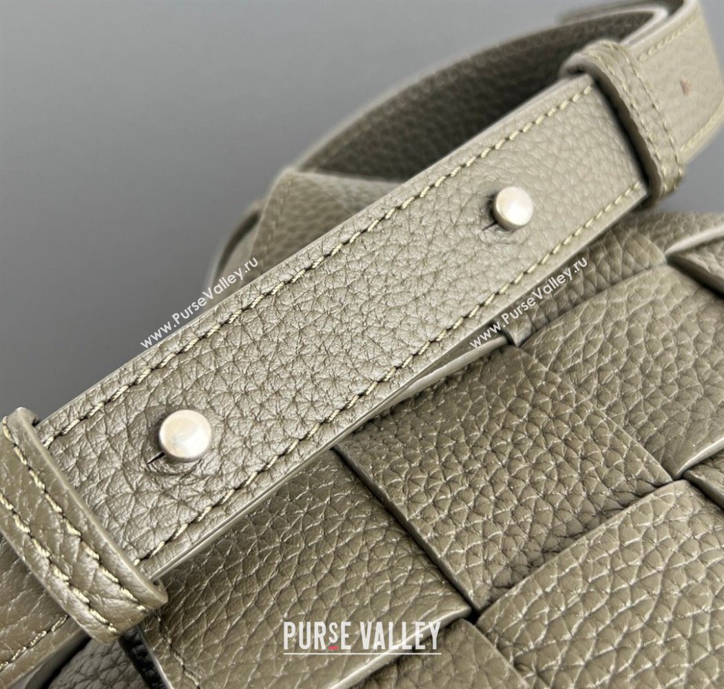 Bottega Veneta Mens Diago Mini Bag in Grained Intrecciato Leather 795637 Khaki 2026 (WT-260117035)