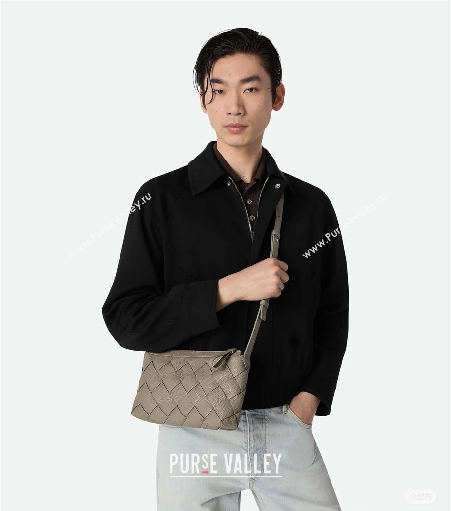 Bottega Veneta Mens Diago Zipped Messenger Bag in Grained Intrecciato Leather 837112 Limestone Grey 2026 (WT-260117036)