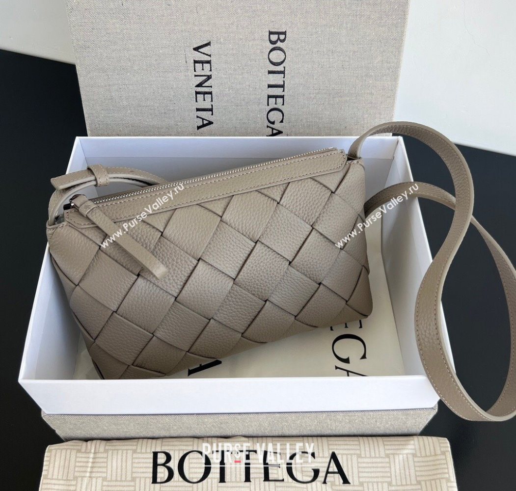 Bottega Veneta Mens Diago Zipped Messenger Bag in Grained Intrecciato Leather 837112 Limestone Grey 2026 (WT-260117036)