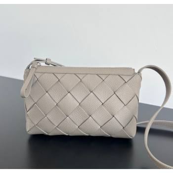 Bottega Veneta Mens Diago Zipped Messenger Bag in Grained Intrecciato Leather 837112 Limestone Grey 2026 (WT-260117036)