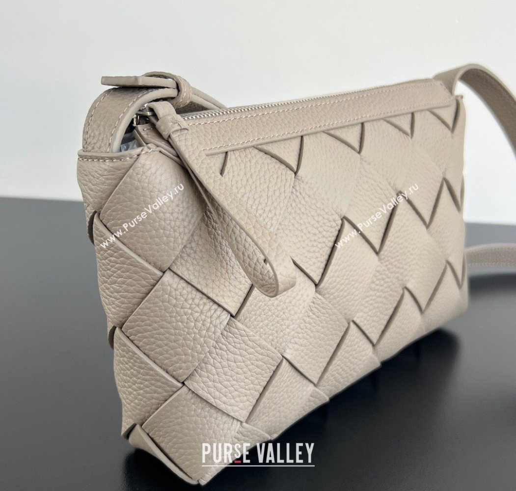 Bottega Veneta Mens Diago Zipped Messenger Bag in Grained Intrecciato Leather 837112 Limestone Grey 2026 (WT-260117036)