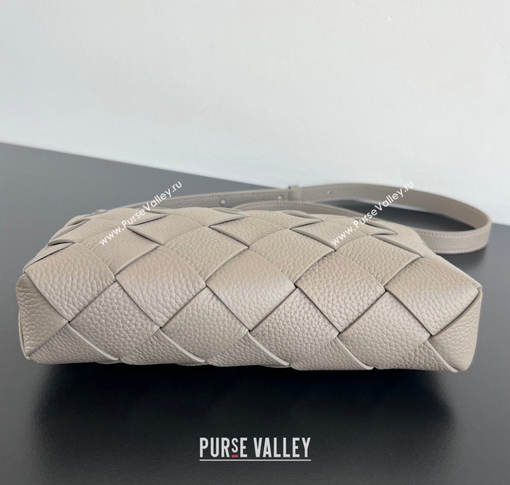 Bottega Veneta Mens Diago Zipped Messenger Bag in Grained Intrecciato Leather 837112 Limestone Grey 2026 (WT-260117036)