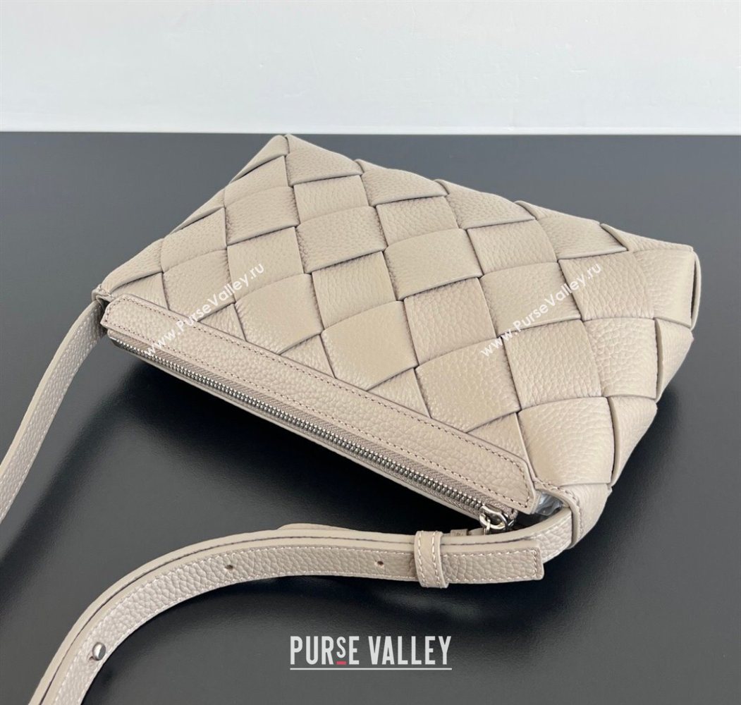 Bottega Veneta Mens Diago Zipped Messenger Bag in Grained Intrecciato Leather 837112 Limestone Grey 2026 (WT-260117036)