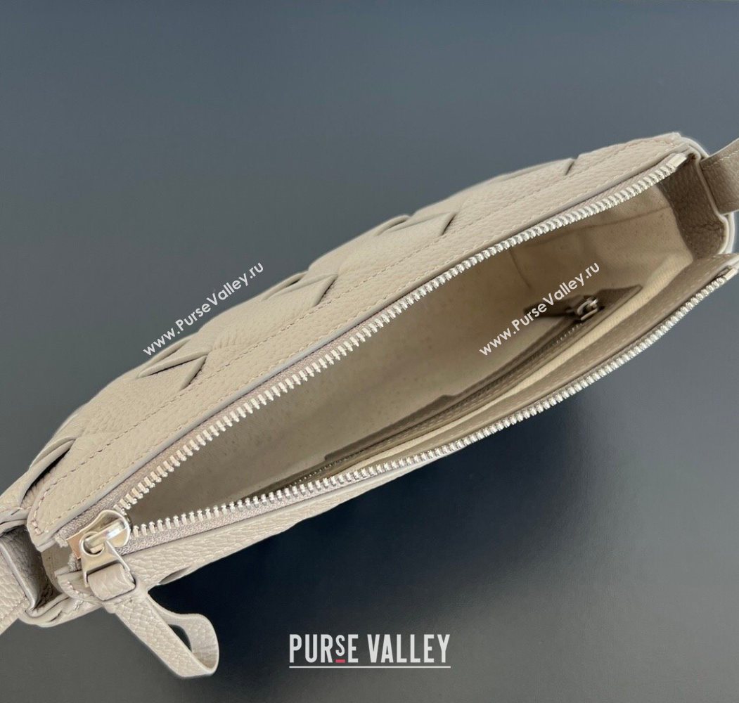 Bottega Veneta Mens Diago Zipped Messenger Bag in Grained Intrecciato Leather 837112 Limestone Grey 2026 (WT-260117036)