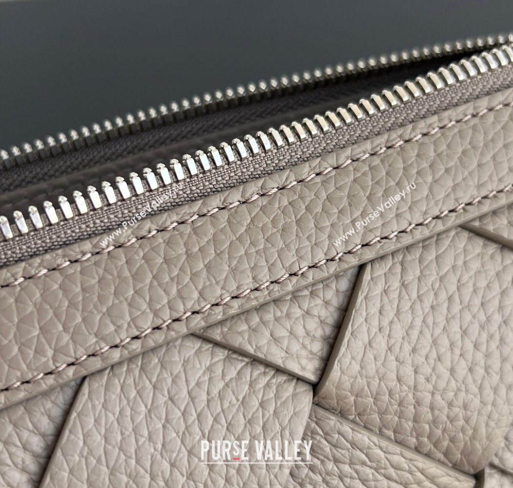 Bottega Veneta Mens Diago Zipped Messenger Bag in Grained Intrecciato Leather 837112 Limestone Grey 2026 (WT-260117036)