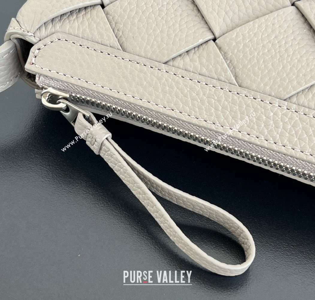 Bottega Veneta Mens Diago Zipped Messenger Bag in Grained Intrecciato Leather 837112 Limestone Grey 2026 (WT-260117036)