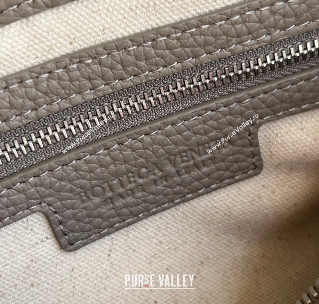 Bottega Veneta Mens Diago Zipped Messenger Bag in Grained Intrecciato Leather 837112 Limestone Grey 2026 (WT-260117036)