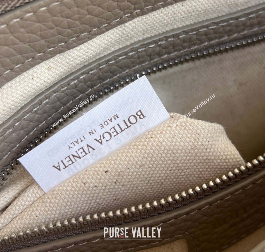 Bottega Veneta Mens Diago Zipped Messenger Bag in Grained Intrecciato Leather 837112 Limestone Grey 2026 (WT-260117036)