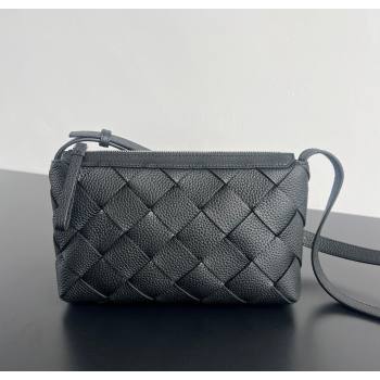 Bottega Veneta Mens Diago Zipped Messenger Bag in Grained Intrecciato Leather 837112 Black 2026 (WT-260117037)