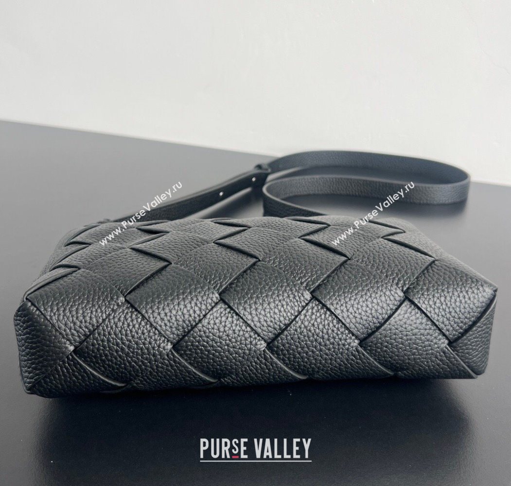 Bottega Veneta Mens Diago Zipped Messenger Bag in Grained Intrecciato Leather 837112 Black 2026 (WT-260117037)