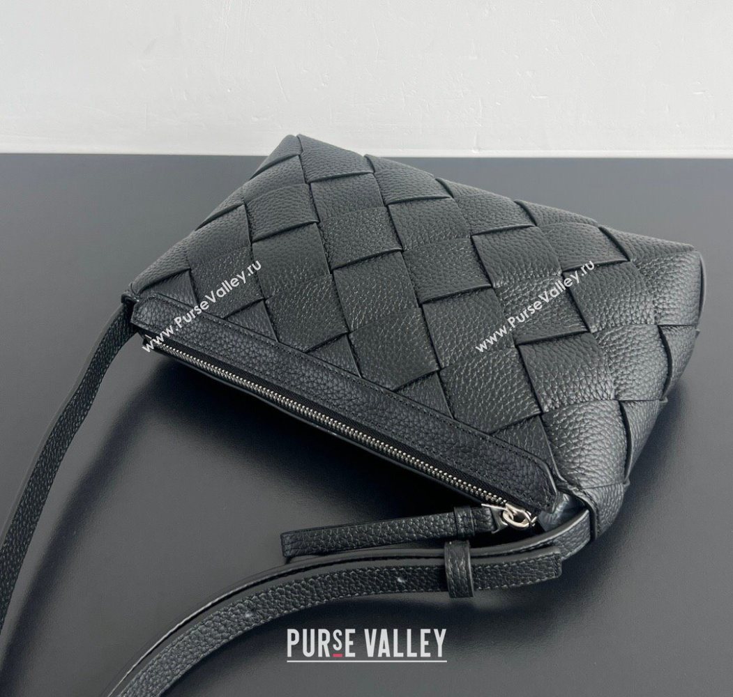 Bottega Veneta Mens Diago Zipped Messenger Bag in Grained Intrecciato Leather 837112 Black 2026 (WT-260117037)