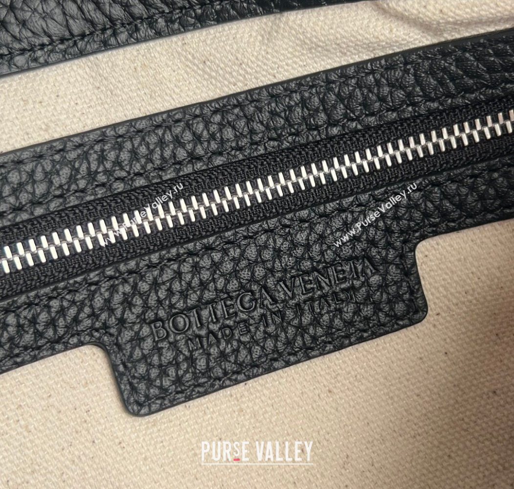 Bottega Veneta Mens Diago Zipped Messenger Bag in Grained Intrecciato Leather 837112 Black 2026 (WT-260117037)