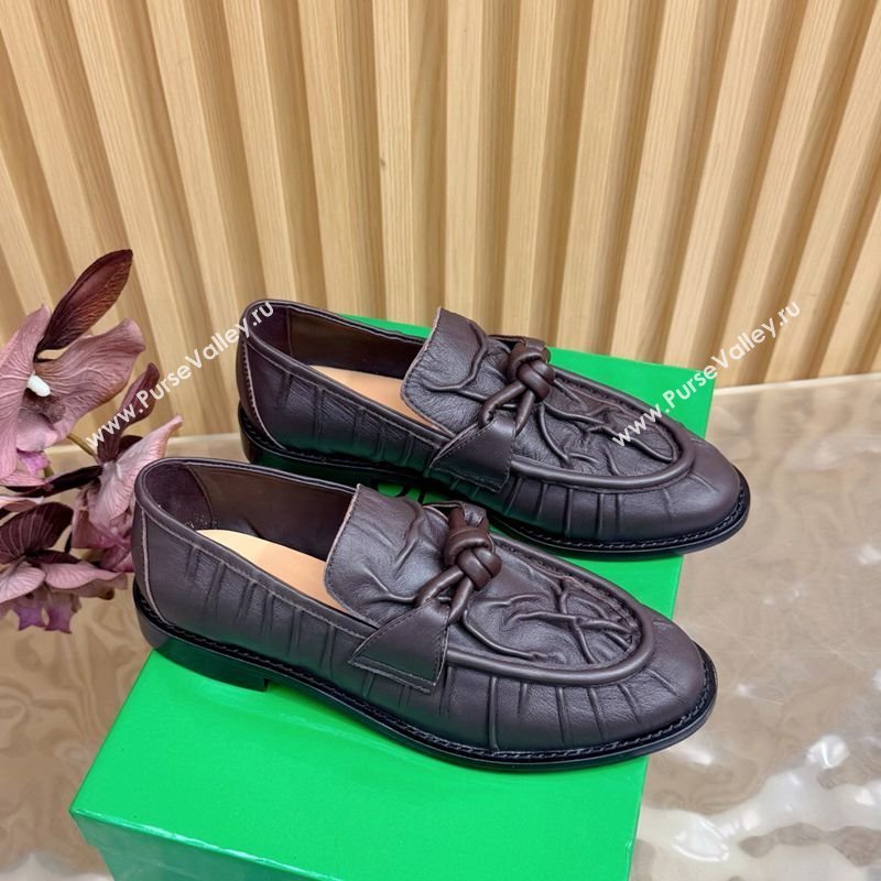 Bottega Veneta Astaire Loafers with One-Tone Knot Buckle in Crinkled Leather Fondant Brown 2026 843945 (MD-260226119)