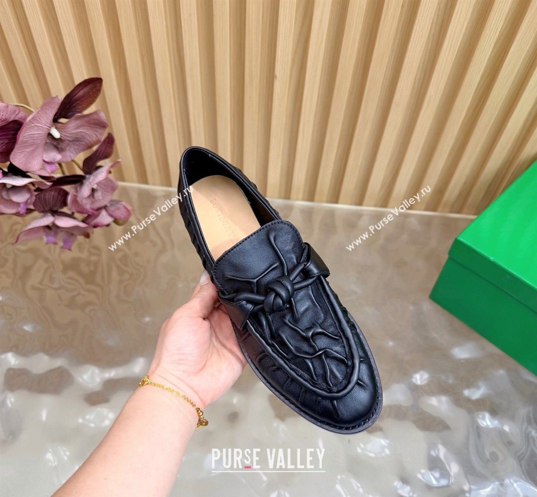 Bottega Veneta Astaire Loafers with One-Tone Knot Buckle in Crinkled Leather Black 2026 843945 (MD-260226120)