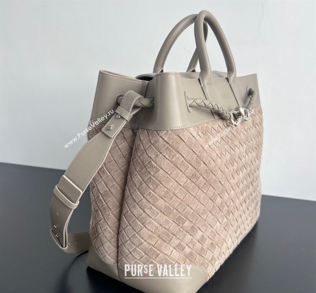 Bottega Veneta Mens Intrecciato Suede Andiamo Voyager Tote Bag Beige/Grey 2026 827066 (WT-260401020)