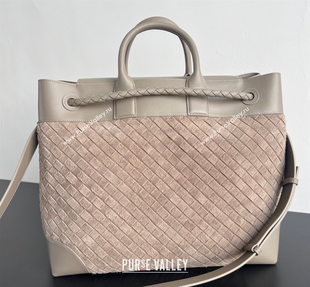 Bottega Veneta Mens Intrecciato Suede Andiamo Voyager Tote Bag Beige/Grey 2026 827066 (WT-260401020)