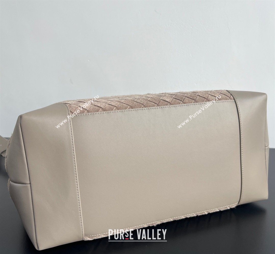 Bottega Veneta Mens Intrecciato Suede Andiamo Voyager Tote Bag Beige/Grey 2026 827066 (WT-260401020)