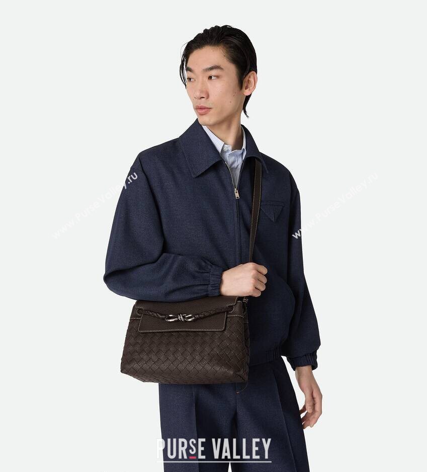 Bottega Veneta Mens Small Andiamo Messenger Bag in Intrecciato Grained Leather Fondant Brown 2026 815781 (WT-260401030)