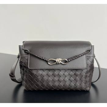 Bottega Veneta Mens Small Andiamo Messenger Bag in Intrecciato Grained Leather Fondant Brown 2026 815781 (WT-260401030)