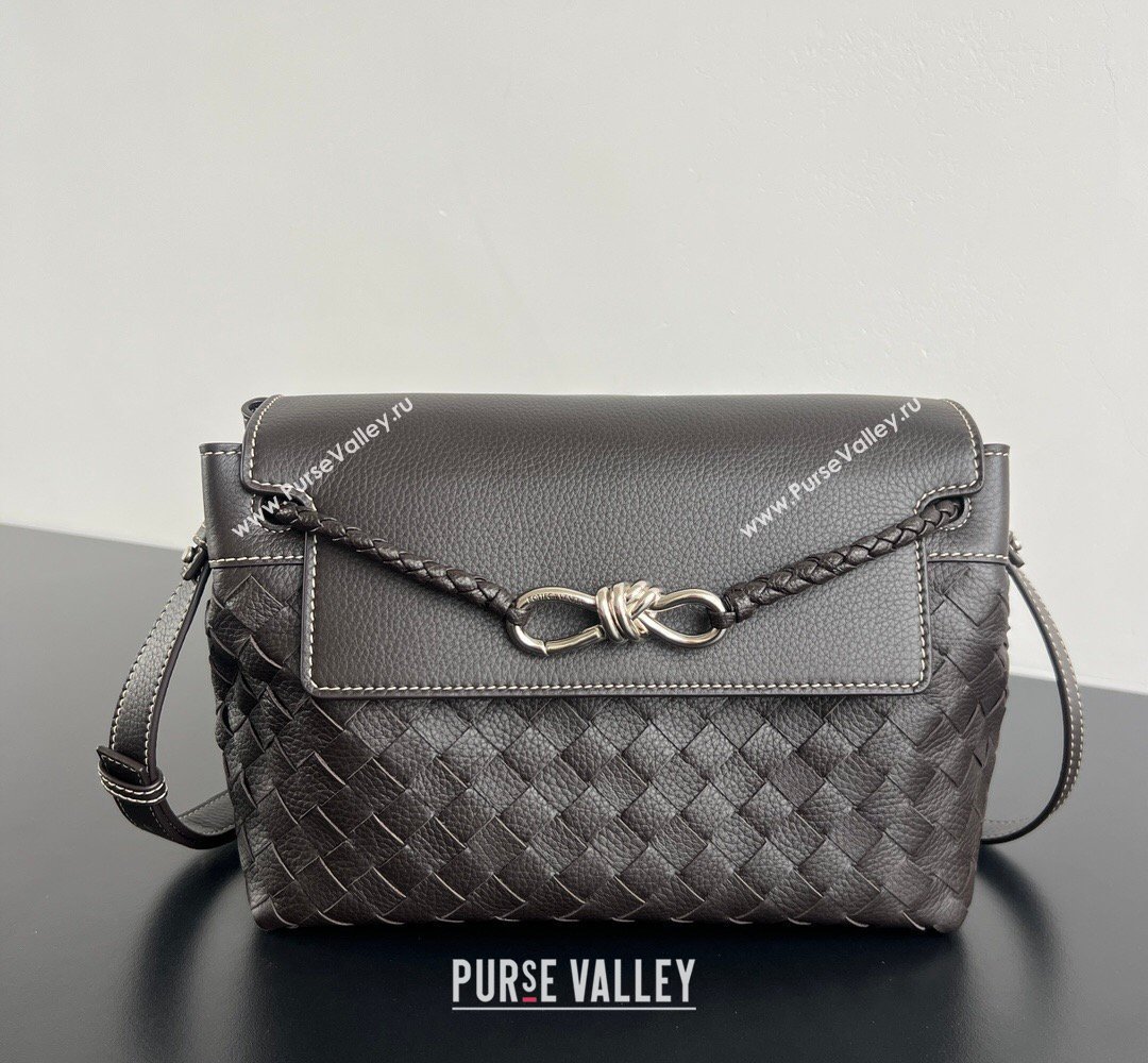 Bottega Veneta Mens Small Andiamo Messenger Bag in Intrecciato Grained Leather Fondant Brown 2026 815781 (WT-260401030)