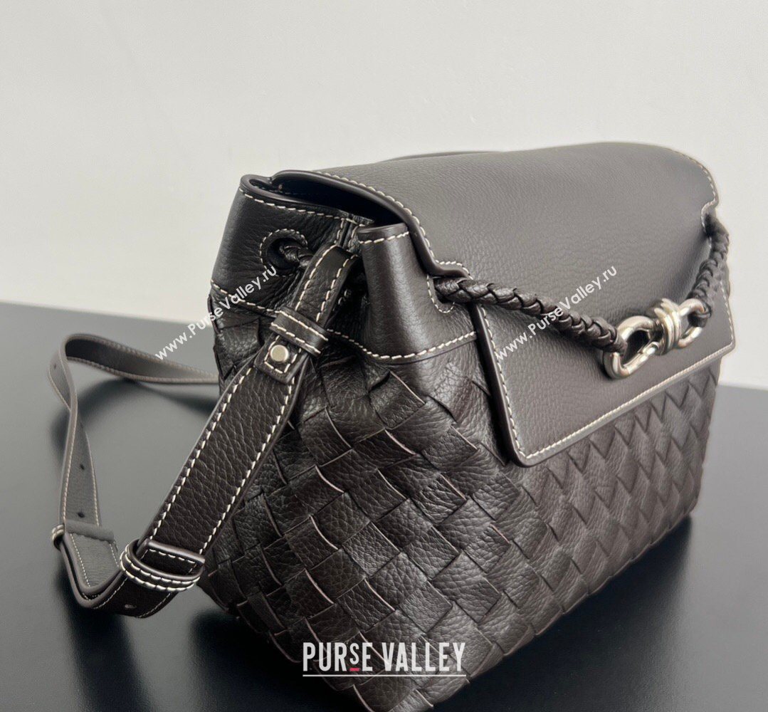 Bottega Veneta Mens Small Andiamo Messenger Bag in Intrecciato Grained Leather Fondant Brown 2026 815781 (WT-260401030)