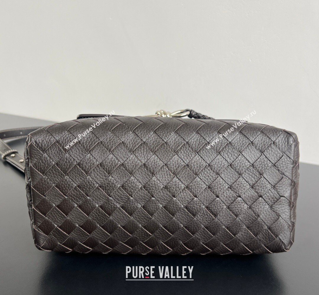 Bottega Veneta Mens Small Andiamo Messenger Bag in Intrecciato Grained Leather Fondant Brown 2026 815781 (WT-260401030)