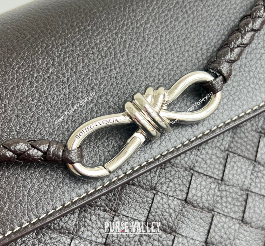 Bottega Veneta Mens Small Andiamo Messenger Bag in Intrecciato Grained Leather Fondant Brown 2026 815781 (WT-260401030)