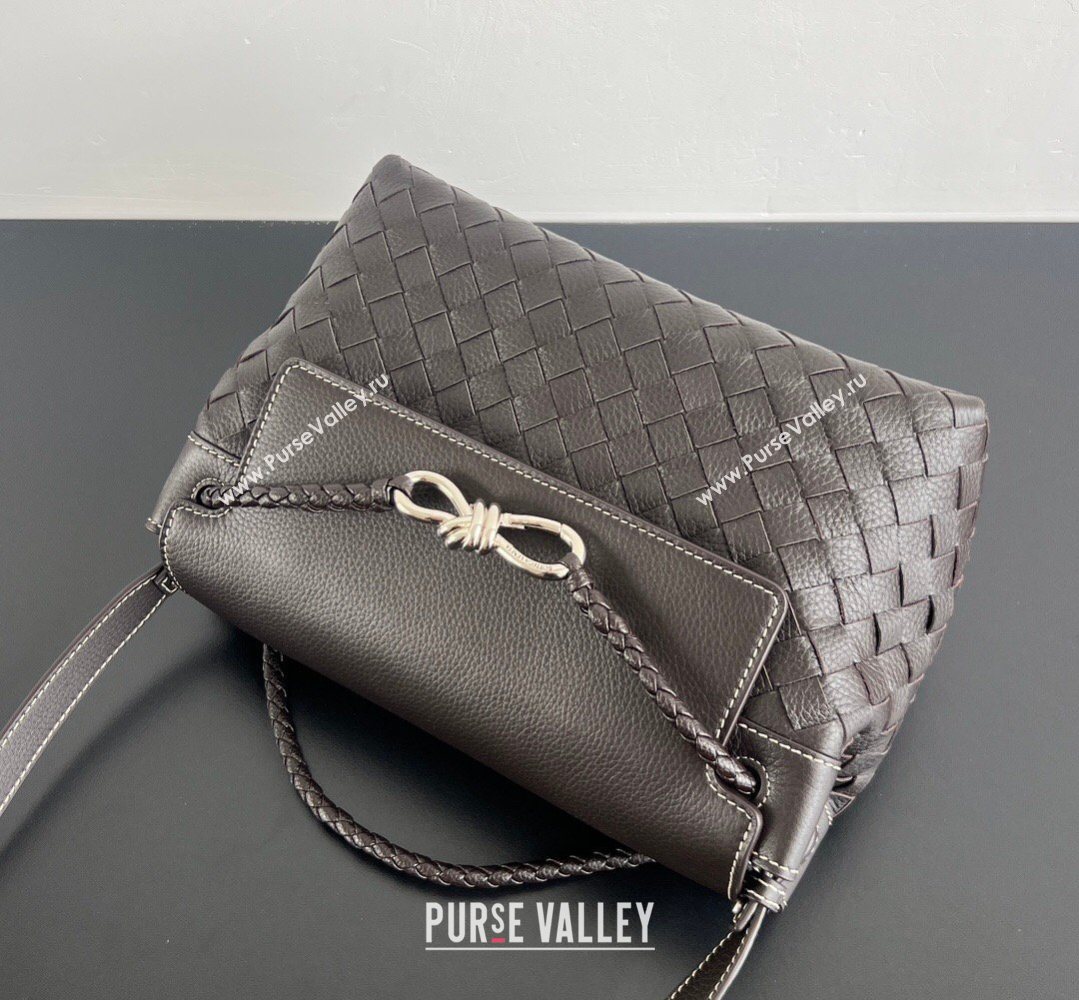 Bottega Veneta Mens Small Andiamo Messenger Bag in Intrecciato Grained Leather Fondant Brown 2026 815781 (WT-260401030)